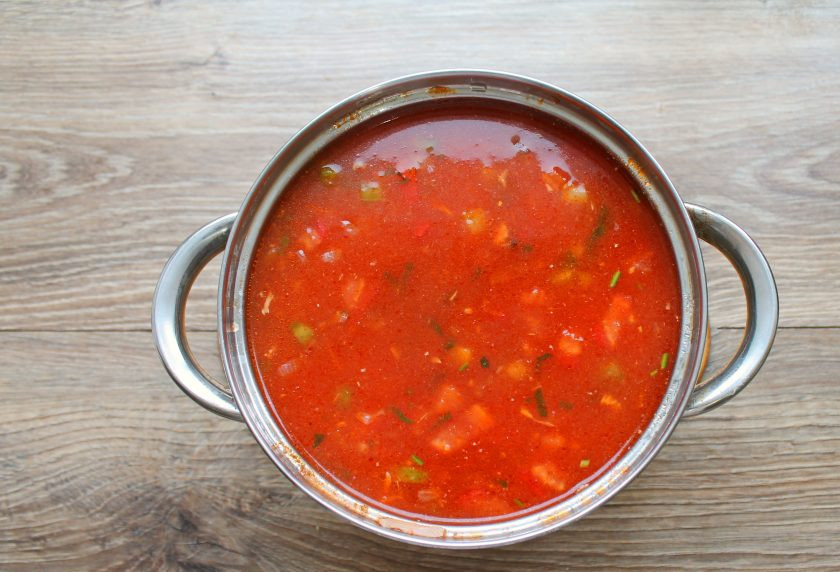 1. Этап. Томатный суп с кинзой: Обжаренные овощи с курицей переложите в бульон и доведите до кипения. Все поперчите, доведите по вкусу на соль и варите на медленном огне в течение 10 минут. Снимите томатный суп с кинзой с огня и дайте немного постоять.