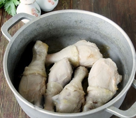 1. Stage. Chicken Chess: Fry the chicken in vegetable oil until golden brown, directly in the bowl.