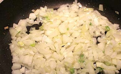 1. Этап. Сырный крем-суп с шампиньонами: 1. В качестве основы в рецепт приготовления сырного крем-супа с шампиньонами можно использовать бульон или просто воду. Налейте жидкость в кастрюлю и поставьте на огонь. На сковороду налейте немного растительного масла и разогрейте. Очистите лук и измельчите. Обжарьте на среднем огне.