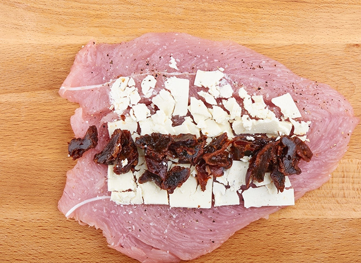 1. Этап. Рулет из индейки с беконом: Индейку разрежьте вдоль, поперчите и посолите. Половину сыра 