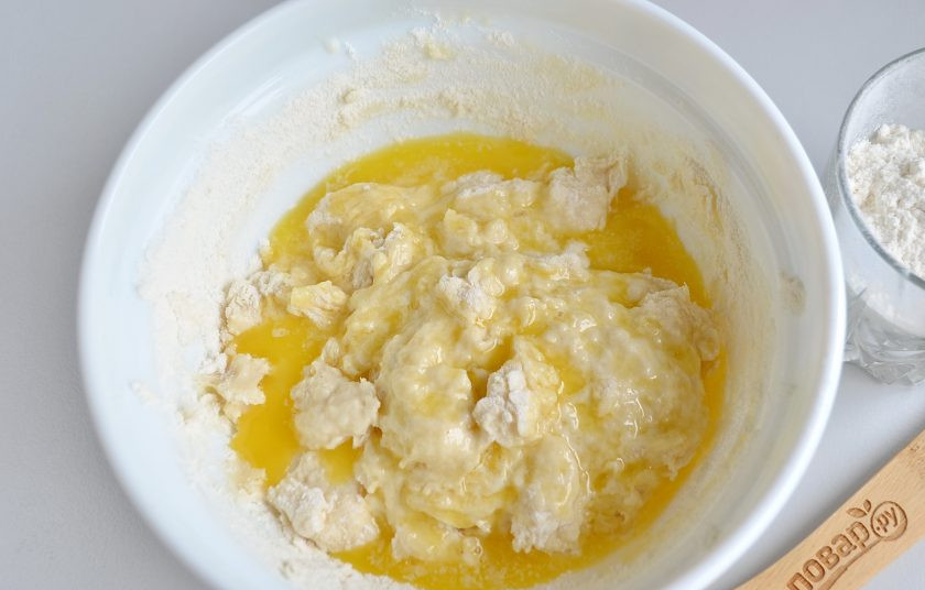 1. Этап. Круассаны-рогалики с прованскими травами: В процессе замеса влейте растопленное сливочное масло 20-25 г.