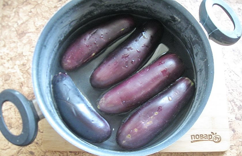 1. Этап. Квашеные фаршированные баклажаны: Выложите баклажаны в кастрюлю и залейте рассолом из расчета 1 столовая ложка соли на 1 литр воды.