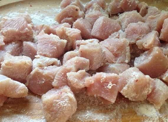 1. Этап. Индейка, тушенная со сливками: 1. Индейку разморозим, промоем и обсушим. Я отдельно смешиваю между собой муку и специи, режу филе кусочками, каждый кусочек обваливаю в этой смеси. Затем на сливочном масле обжарим до появления корочки.