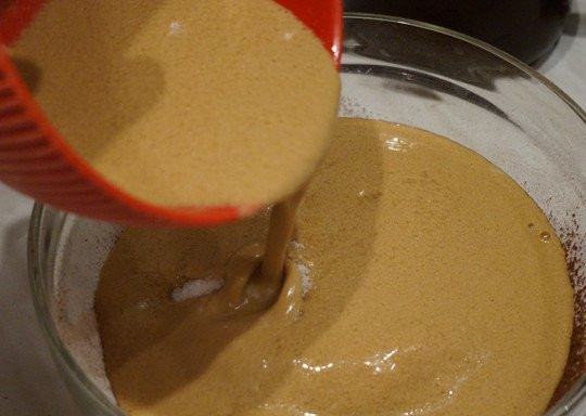 1. Этап. Моментальный шоколадный торт: 8. Соедините с сухими ингредиентами и еще раз тщательно взбейте, чтобы не образовались в тесте комочки.