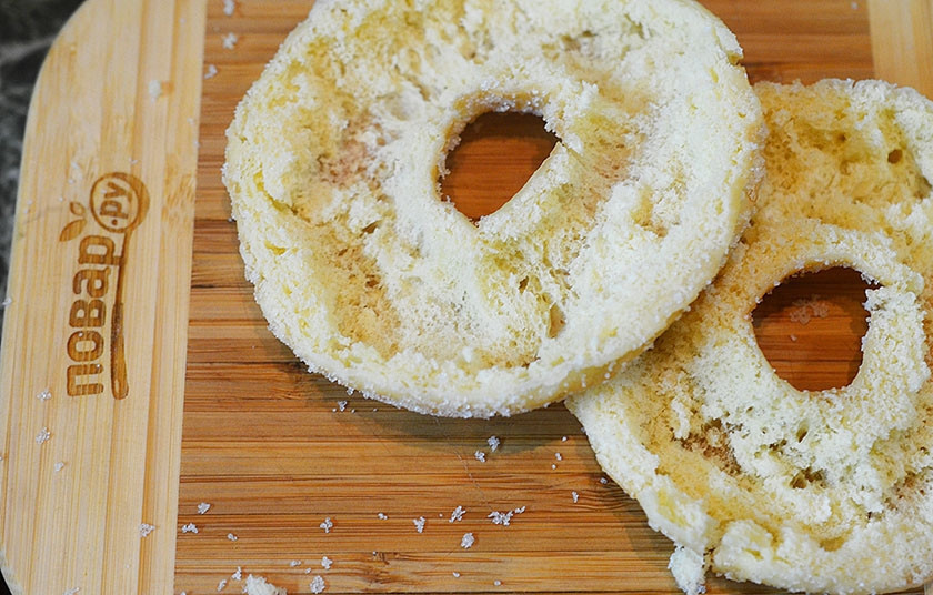 1. Этап. Фаршированные пончики на завтрак: Бублик разрежьте вдоль пополам, выскребите мякиш.