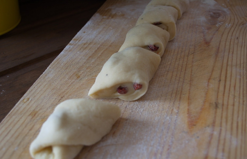 1. Этап. Сладкие булочки на кефире: Нарежьте на кусочки. Разогрейте духовку до 200 градусов. Смажьте булочки взбитым яйцом. Выпекайте до готовности и румяности.