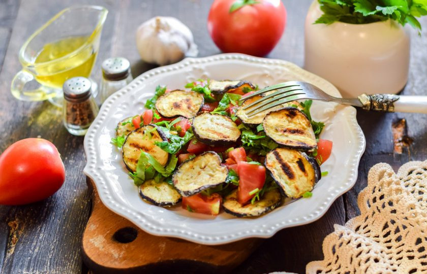 1. Этап. Хрустящие баклажаны с помидорами и кинзой: Приятного аппетита!