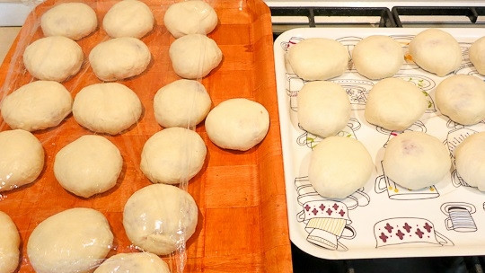 1. Этап. Беляши Советские: 10. Поднимите все края теста и сформируйте лепешку с начинкой внутри. Накройте тесто пленкой, чтобы оно не обветрилось.