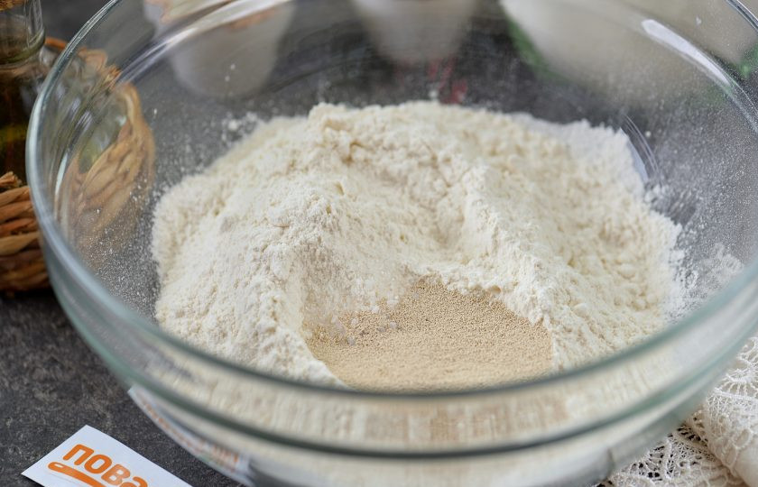 1. Этап. Пицца с горгонзолой: Отмерьте нужное количество муки в глубокую миску, добавьте дрожжи, соль и сахар.