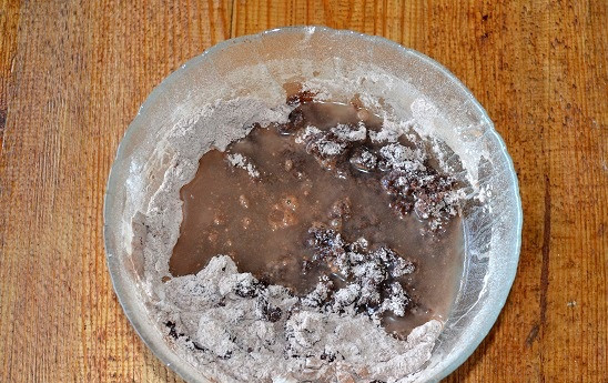 1. Этап. Сумасшедший пирог: Добавляем воду. Сначала вливаем стакан, потом вымешиваем и постепенно добавляем остальную.