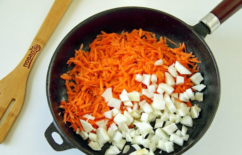 1. Этап. Суп Шыд: Лук нарежьте кубиками, морковь натрите на терке.