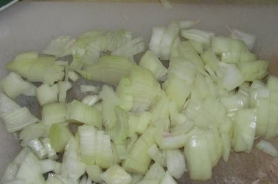 1. Этап. Котлеты из куриных желудков: 3. Лук мелко нарезаем.