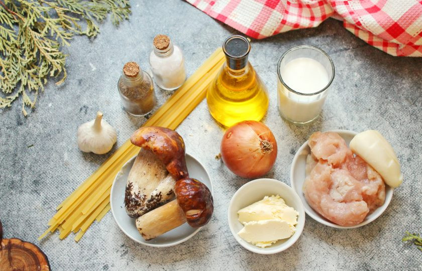 1. Этап. Паста с фаршем и белыми грибами: Подготовьте все необходимые ингредиенты для приготовления пасты с фаршем и белыми грибами. Грибы переберите, очистите от загрязнения, сполосните и дайте воде полностью стечь.