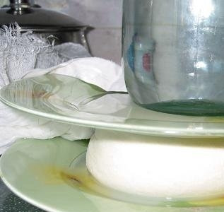 1. Этап. Адыгейский сыр: 5. Посолите сыр по вкусу, перемешайте. Над раковиной повесьте стекать на полчаса. Поставьте сыр под пресс и поместите в холодильник на 4 часа.