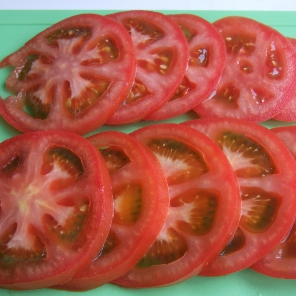 1. Этап. Свинина в духовке: Помидоры тоже нарезаем тонкими дольками.