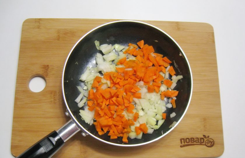 1. Этап. Жареные картофельные пирожки с квашеной капустой: Репчатый лук и морковь очистите, помойте и нарежьте. Выложите в сковороду. Налейте подсолнечное масло.