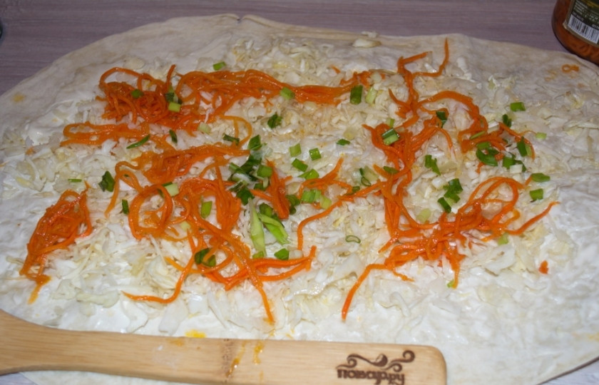 1. Этап. Овощной рулет из лаваша: Нашинкуйте зеленый лук или другую зелень. Добавьте в начинку лаваша.