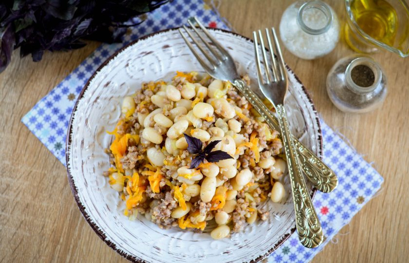 1. Этап. Гречка с фасолью: 9. Подавайте гречку с фасолью к столу в горячем виде. Приятного аппетита!