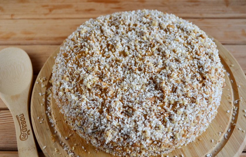 1. Этап. Шоколадный торт с орехами: 13. Накройте торт третьим коржом. Смажьте кремом без орехов верх и бока тортика. Украсьте молотыми орехами, тертым шоколадом или кокосовой стружкой. Поставьте торт в холодильник на 2-3 часа минимум, чтобы застыл крем.