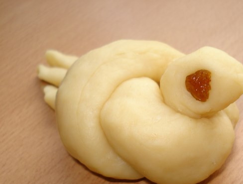 1. Этап. Булочки в форме птичек: Вставьте изюм в виде глазок, можете разрезать его напополам.