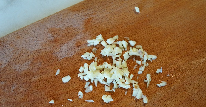 1. Этап. Соус Ранчо бланко: 2. Все как следует взбейте до однородности. На следующем этапе добавьте яблочный уксус. Очистите и измельчите чеснок, нарежьте его или пропустите через пресс. Добавьте в соус, и продолжайте перемешивать.