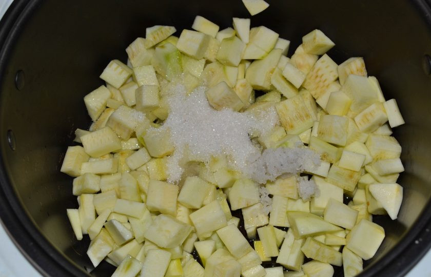 1. Этап. Салат из помидоров и кабачков на зиму: В чашу мультиварки влейте растительное масло и отправьте кабачки. Всыпьте соль и сахар. Включите режим 