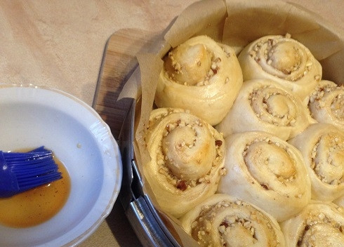 1. Этап. Булочки с медом: Поставим в теплое место минут на 15, пусть подойдут. Затем смажем чайной заваркой.