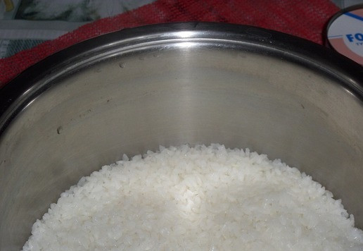 1. Этап. Закуска из риса А-ля Онигири: Рис сварился.