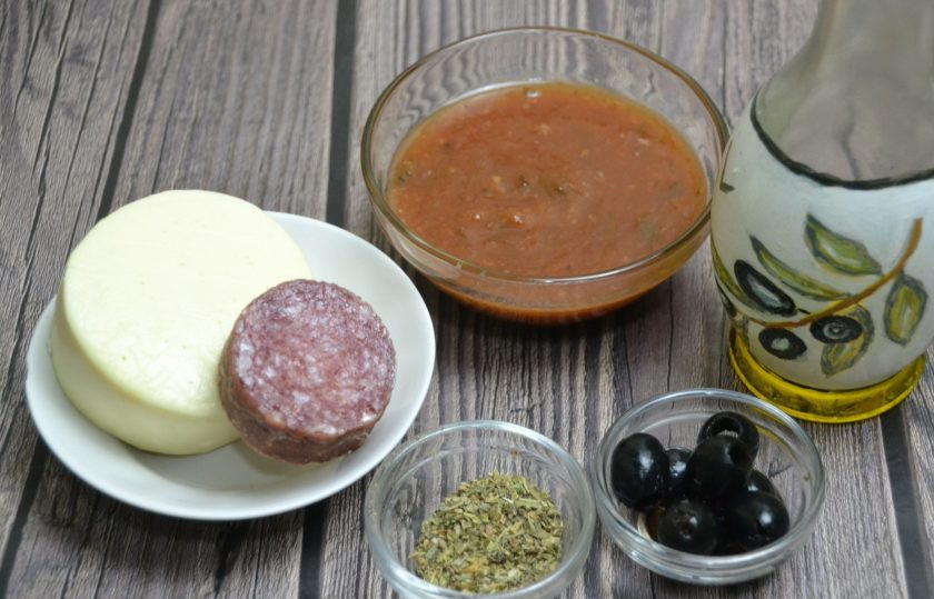 1. Этап. Безглютеновое тесто для пиццы: Для приготовления пиццы возьмите любые ингредиенты, которые вы любите, как вариант, томатная пассата, сыр моцарелла, несколько маслин, сухой базилик, копченая колбаса, столовая ложка оливкового масла.