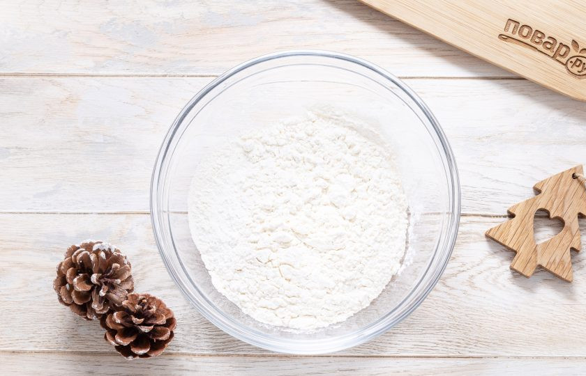 1. Этап. Имбирное печенье на Новый год Змеи: В глубокую миску просейте муку.