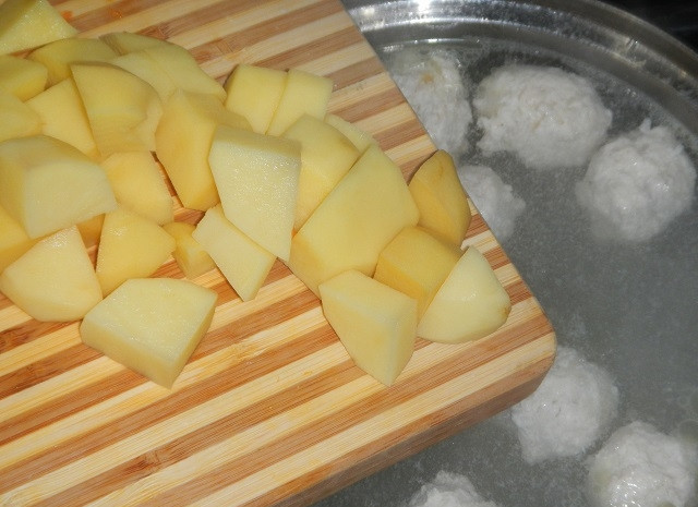 1. Этап. Суп из фрикаделек с вермишелью: 4. Выложите в кастрюлю.