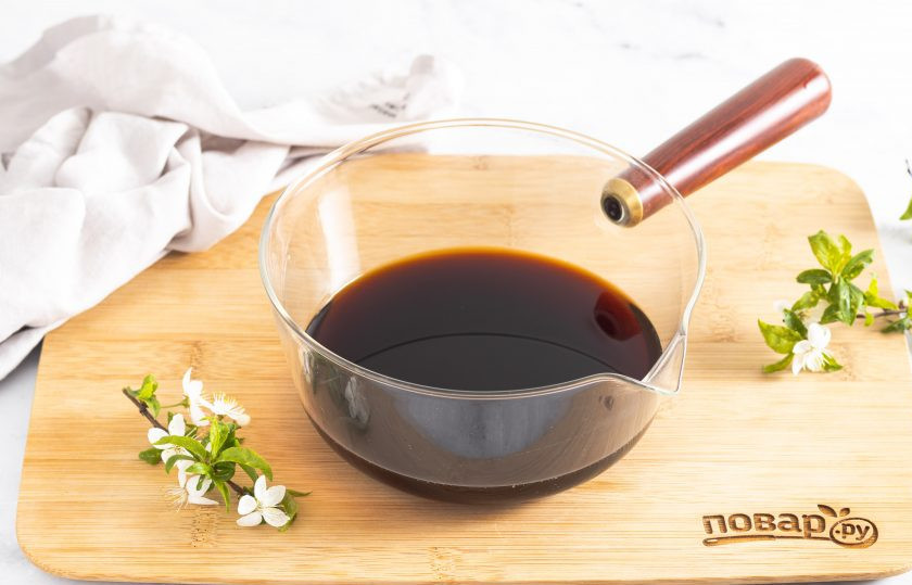 1. Этап. Кофейно-молочное желе: Добавьте сахар и размешайте. В ковшике подогрейте кофе почти до кипения, проварите так 1-2 минуты.