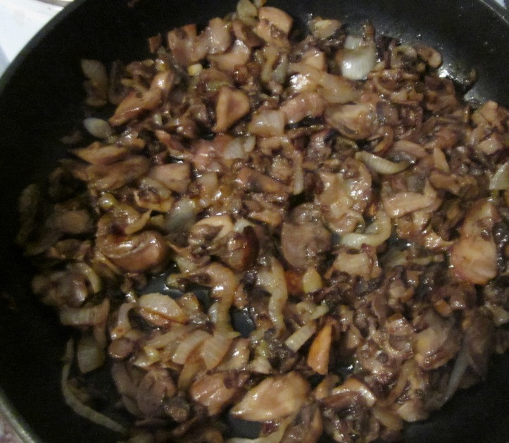 1. Этап. Жареная картошка с замороженными грибами: Измельчите лук, обжарьте сначала грибы с луком.