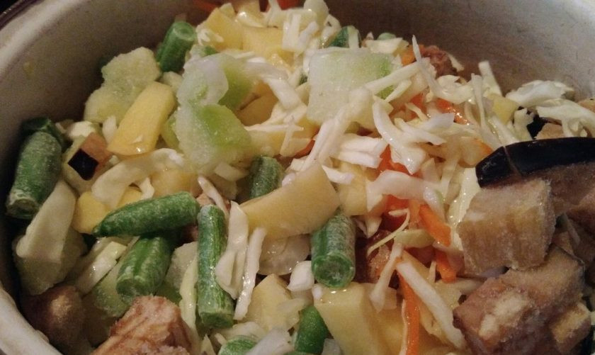 1. Этап. Скумбрия, запеченная с овощами в рукаве: 2. Если у вас овощи свежие - хорошо, но в данном случае используются замороженные. Смешайте спаржу, нарезанные лук и морковь, а также добавьте измельченный картофель, капусту, помидор, болгарский перец и баклажан. Количество овощей регулируйте сами.