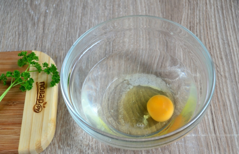 1. Этап. Чебуреки классические: В теплой воде растворите яйцо и соль, хорошенько размешайте, чтобы яйцо максимально растворилось в воде.