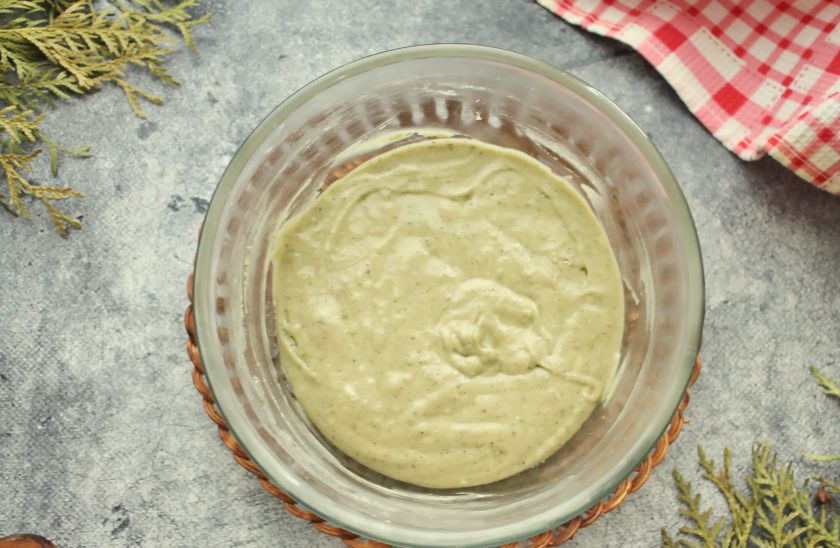 1. Этап. Бисквит с чаем матча: Добавьте в яичную массу муку с чаем и аккуратно перемешайте до однородного, пышного теста.