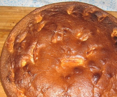 1. Этап. Шарлотка со сметаной: 5. Готовьте пирог при температуре 160 градусов в духовом шкафу примерно один час. Проверяйте готовность деревянной палочкой. Когда блюдо готово, достаньте пирог из духового шкафа. Охладите. Подавайте к чаю, кофе. Пригодится для перекусов. Приятного аппетита.