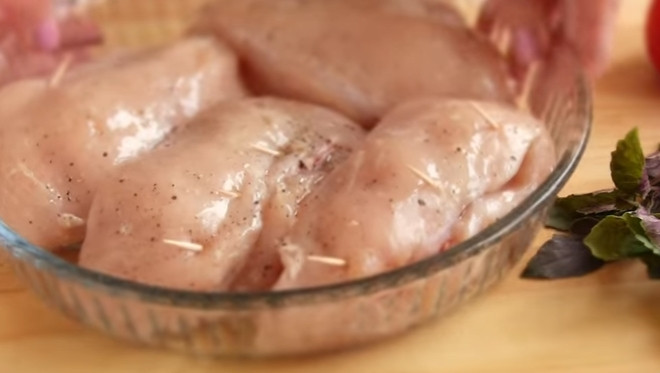 1. Этап. Нейжнейшее куриное филе в духовке: 5. Смажьте форму маслом, выложите филе, его тоже смажьте. Выпекайте при температуре 180 градусов от 30 до 40 минут.