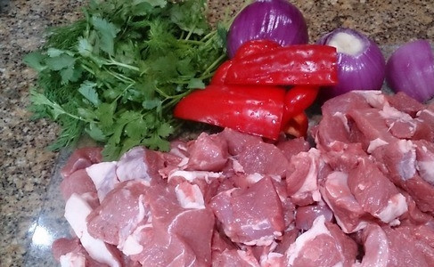 1. Этап. Aдана кебаб: Подготовьте все необходимые ингредиенты. Нежирную баранину вымойте, обсушите и зачистите от пленок. Нарежьте ее на куски. Вымойте зелень, очистите лук, чеснок, из перца удалите семена.