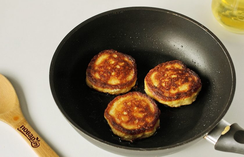 1. Этап. Оладьи из кабачков с кукурузной мукой: Жарьте оладьи с двух сторон до румяной корочки.