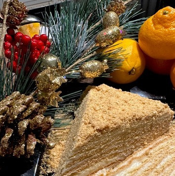 1. Этап. Медовик из детства: Не знаю, как правильно сказать, но такой он – похрустывающий типа песочного. И крем. Совершенно незамысловатый, но, правда, очень вкусный.