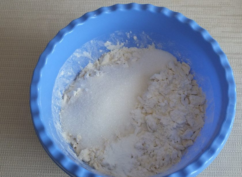 1. Этап. Насыпной пирог в мультиварке: Добавьте 0,5 стакана сахара и разрыхлитель.