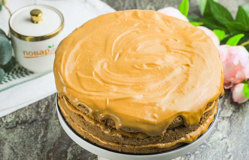 1. Этап. Шоколадный торт с кремом из вареной сгущенки: Накройте вторым коржом и снова обмажьте кремом. Накройте верхним коржом и обмажьте кремом весь торт. Отправьте его в холодильник минимум на 3-4 часа, а лучше — на ночь!