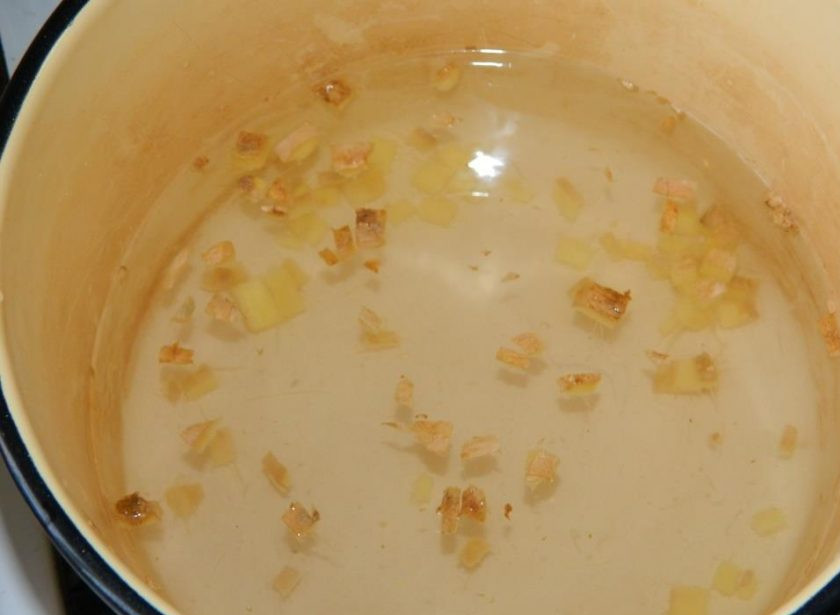 1. Этап. Имбирный чай с яблоками и грушами: Имбирь мелко нарежьте или натрите на терке. Залейте водой и доведите до кипения.