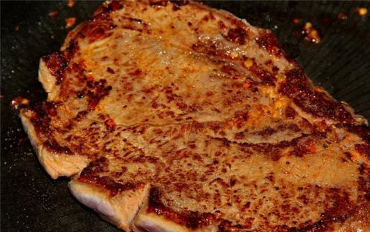 1. Этап. Мясо по-абхазски: 5. На разогретую с растительным маслом сковороду необходимо отправить мясо и пожарить на большом огне по 2-5 минут с каждой стороны.