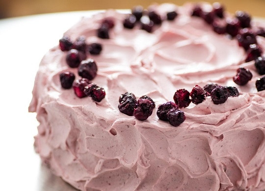 1. Этап. Торт легкий и вкусный: 7. Выложите корж, смажьте его кремом, а сверху аккуратно положите второй. Весь оставшийся крем распределите на верх и борта. При желании можно украсить тортик ягодками. Уберите в холодильник на несколько часов (можно даже на ночь). Приятного чаепития!