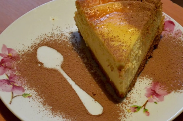 1. Этап. Творожный чизкейк со сгущенкой: 6. Извлеките пирог из формы, когда он остынет. Подавать его на стол лучше, когда он выстоит хотя бы ночь.