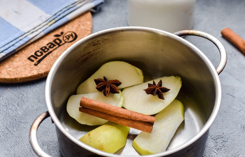 1. Этап. Грушевый глинтвейн: Добавьте в кастрюлю корицу и бадьян.