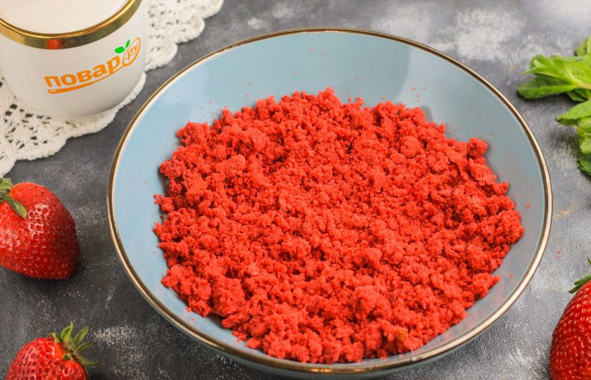 1. Этап. Трайфлы Красный бархат: Коржи остудите и раскрошите в глубокой емкости.