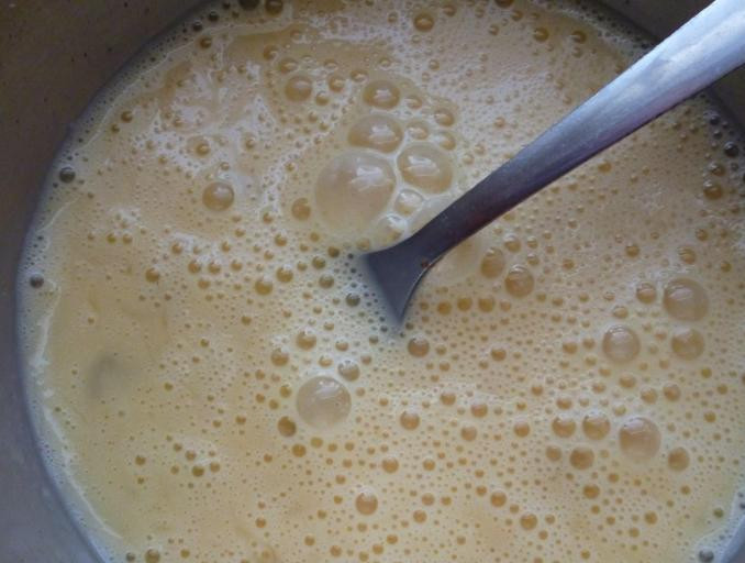 1. Этап. Омлет с колбасой: Солим, добавляем специи по вкусу и хорошенько взбиваем до однородного состояния.